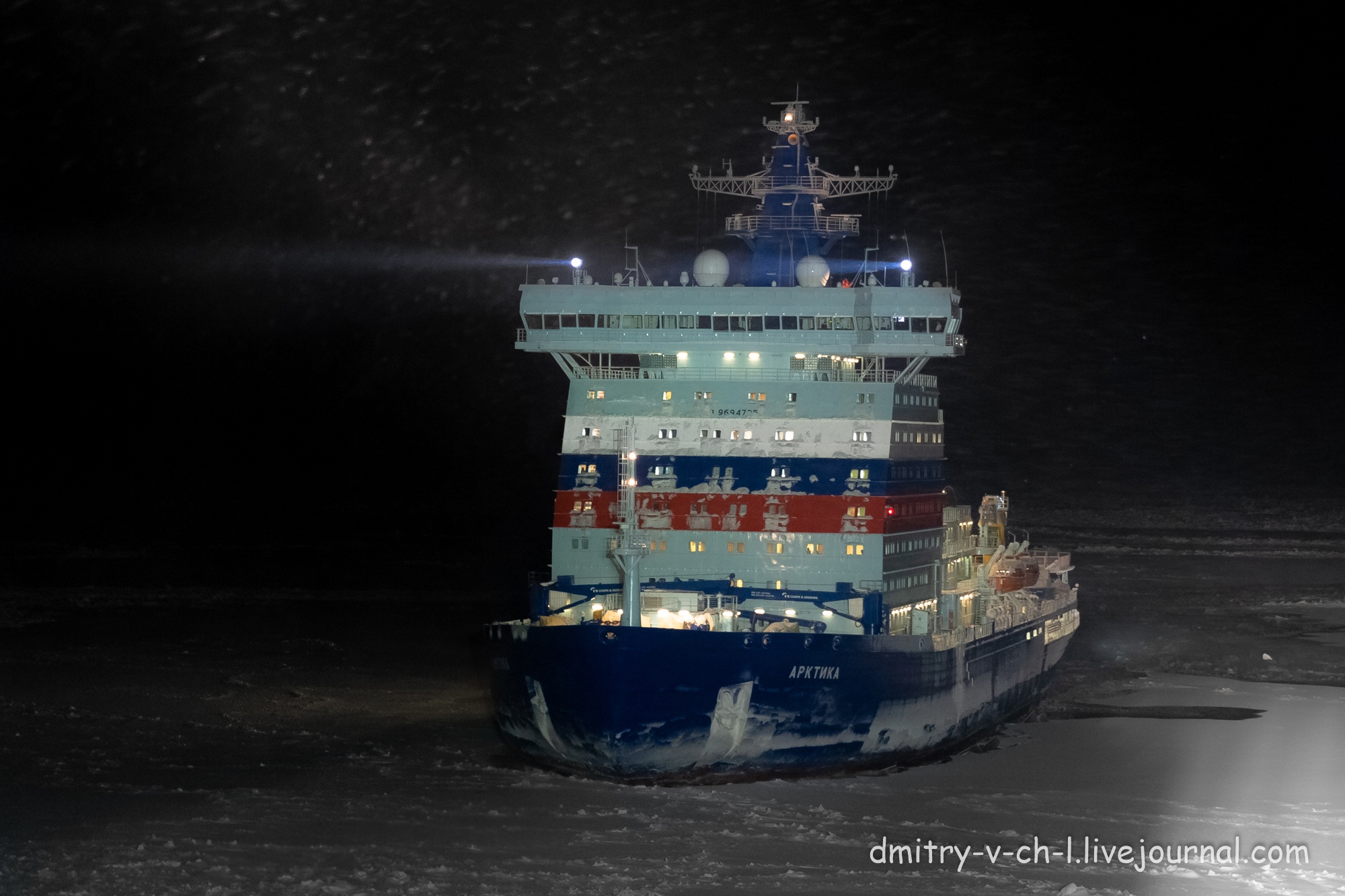 ночное фото ледокола Арктика